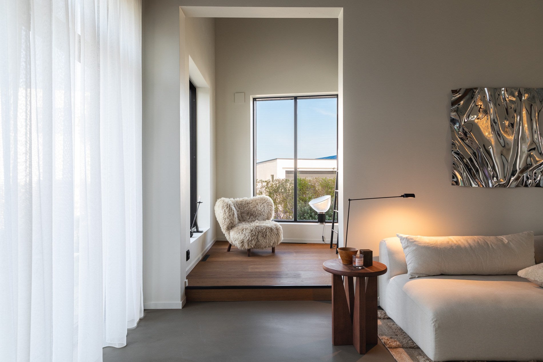 Inredningsbild med mörk trä och silvrig tavla