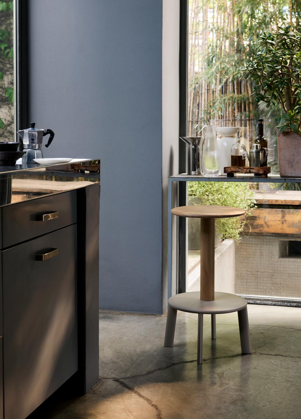 Inredningsbild från ett kök med silvriga detaljer