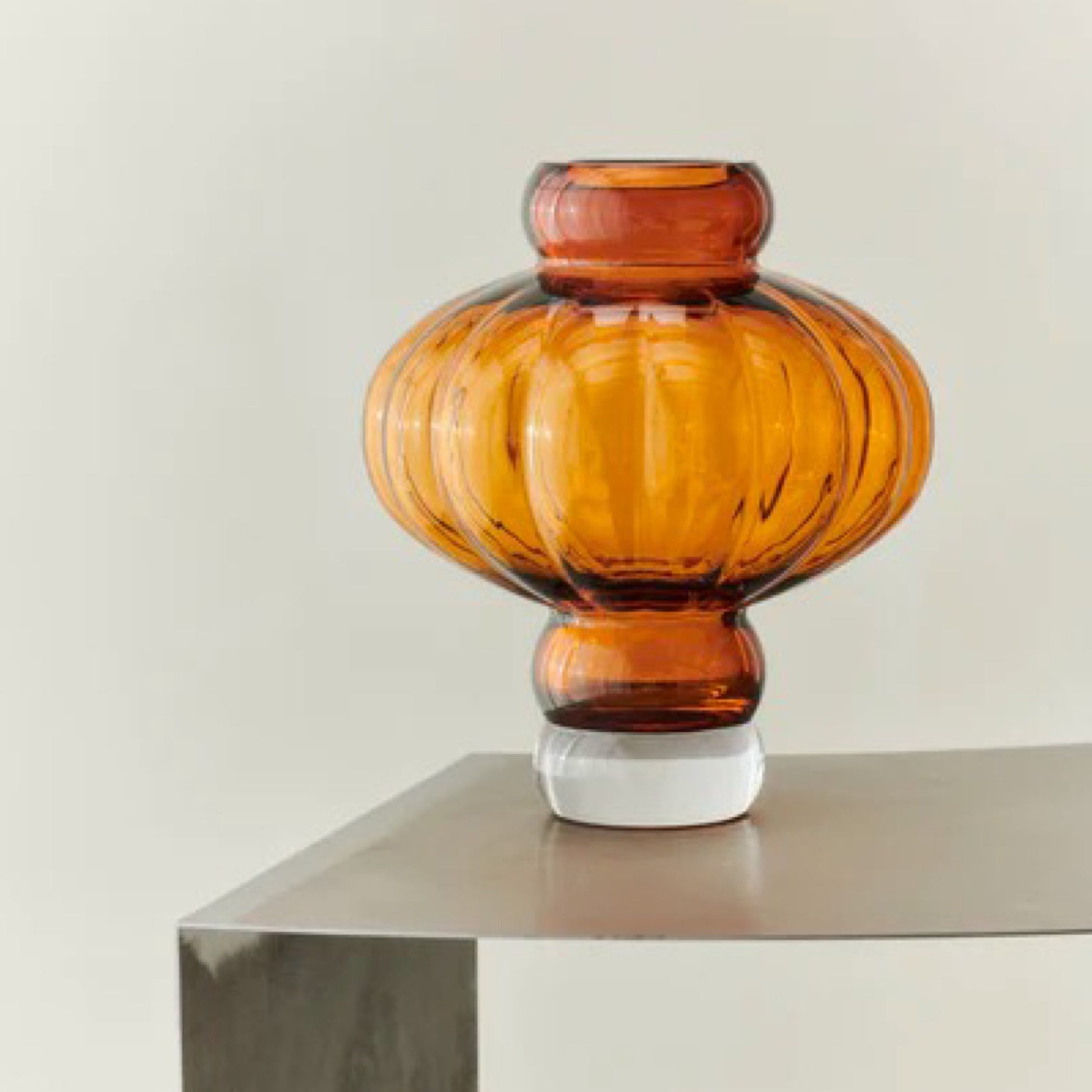 Vacker glas vas i brun färg