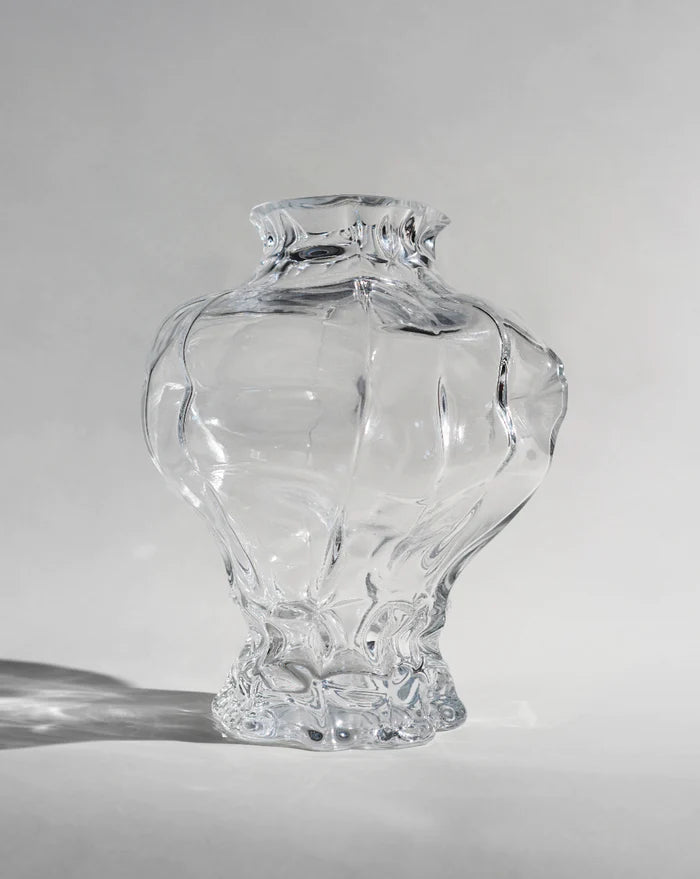 En unikt formad vas framför en vit bakgrund