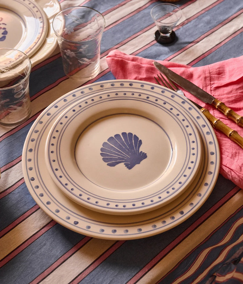 Vacker tallrik med blått motiv på ett dukat bord