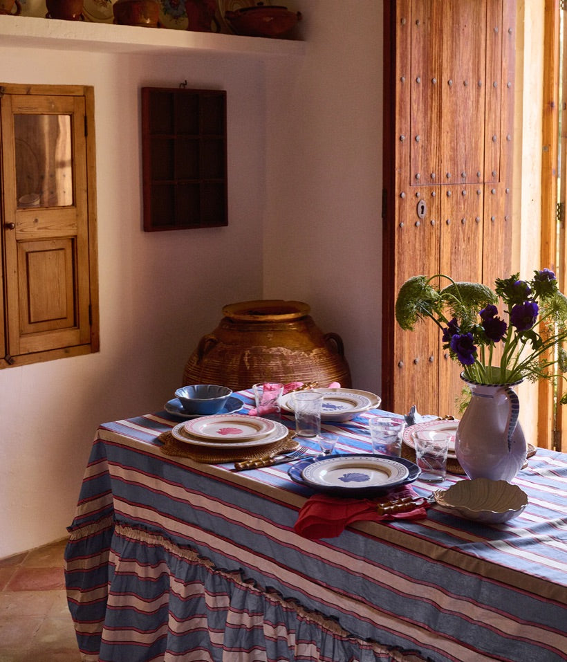 Uppdukat bord med blåa och röda färger och trä detaljer