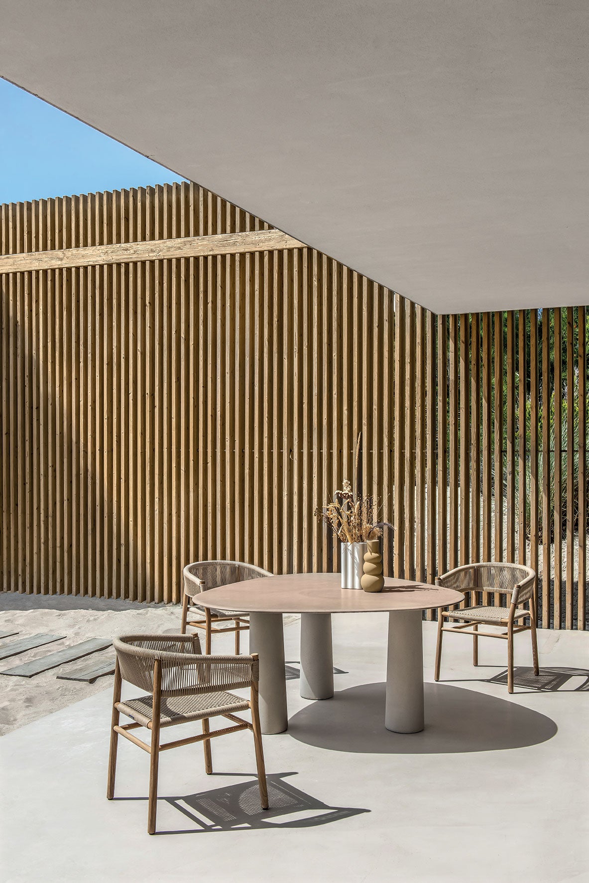 Utemöbler i trä och rotting i en elegant lyxig stil