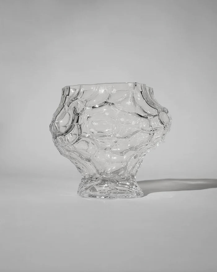 En väldigt unikt formad vas framför en vit bakgrund