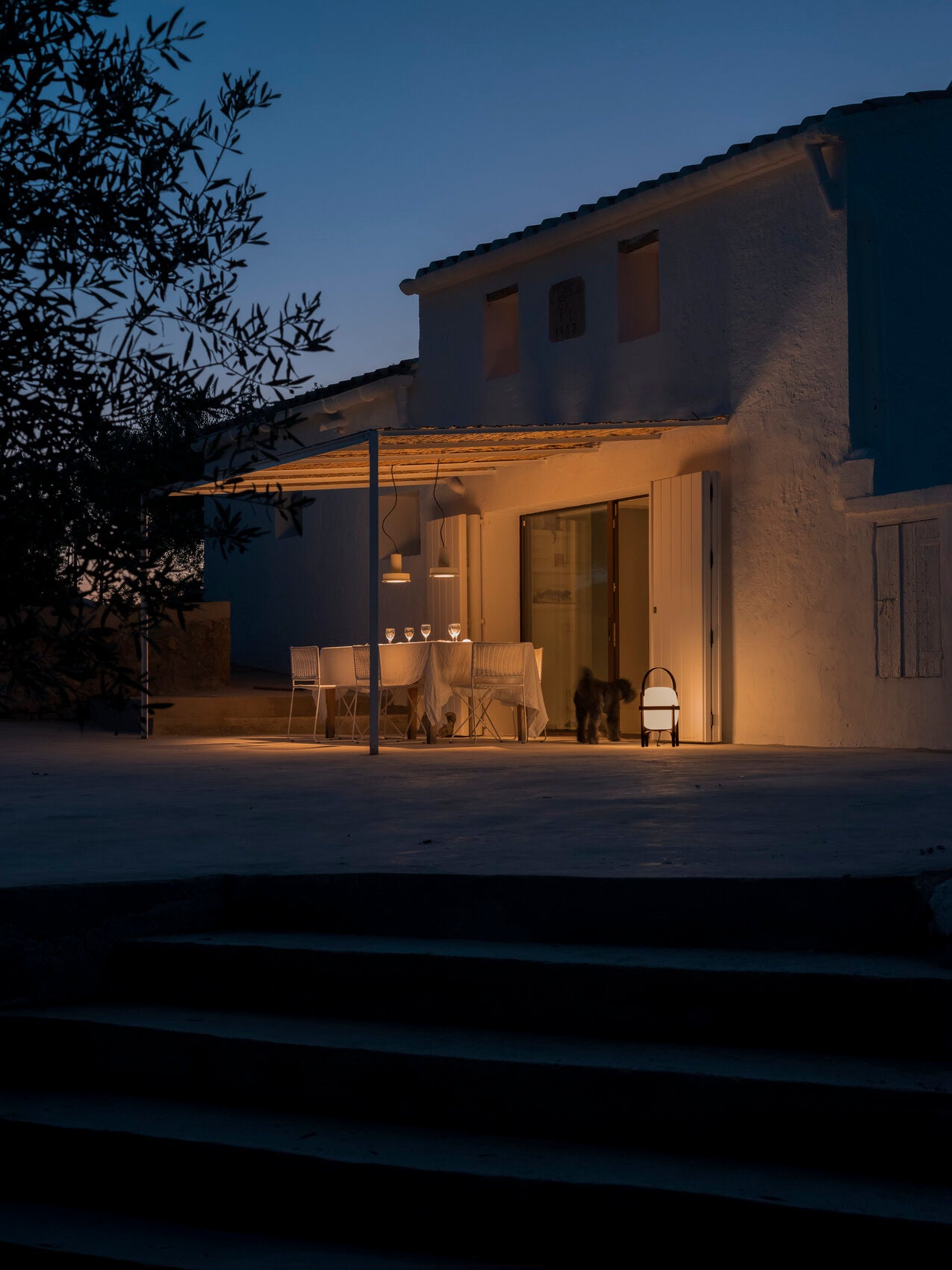 Utelampa i en medelhavsträdgård