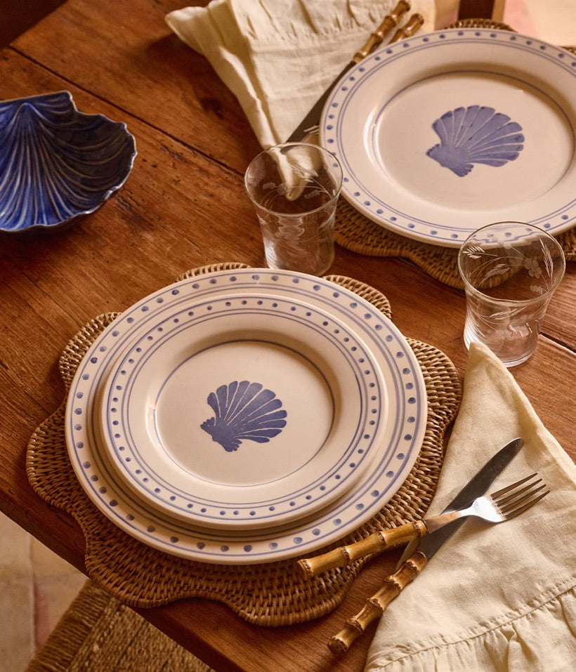 Vacker tallrik med blått motiv på ett dukat bord