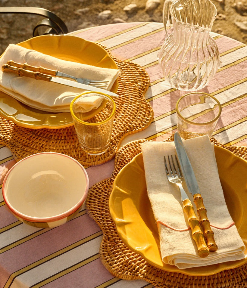 Uppdukat bord i gula kulörer