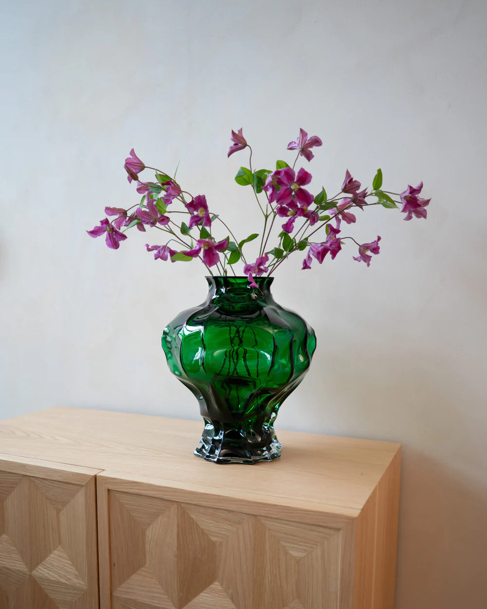 Hein studio grön glasvas med lila blommor