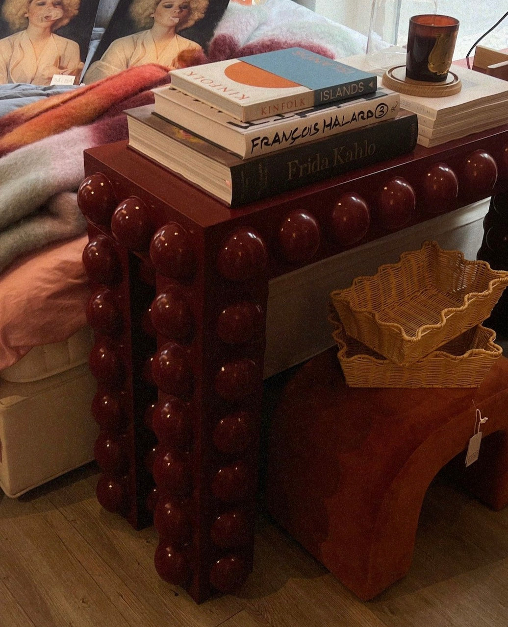 Inredningsdetaljer, böcker, bord och korgar