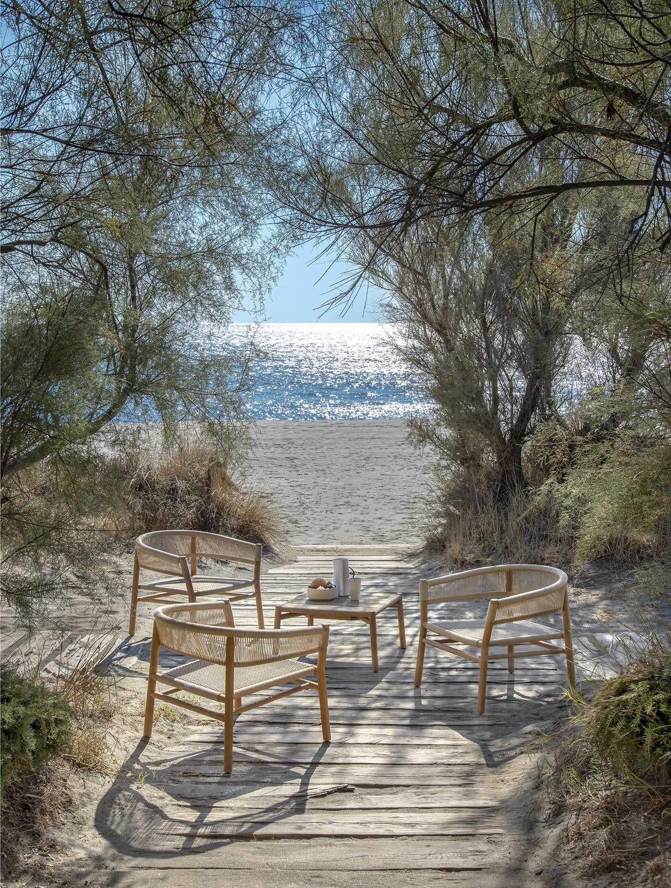 Utemöbler i trä och rotting på en strandmiljö