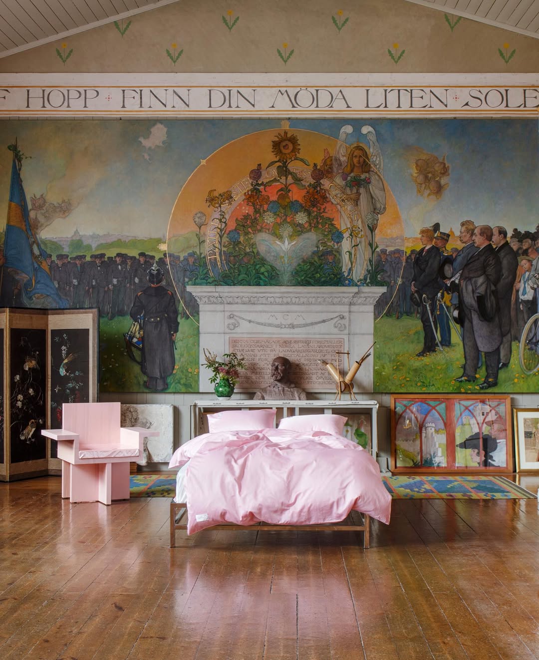 Vackra sängkläder i rosa färger i ett stort rum med pampig design