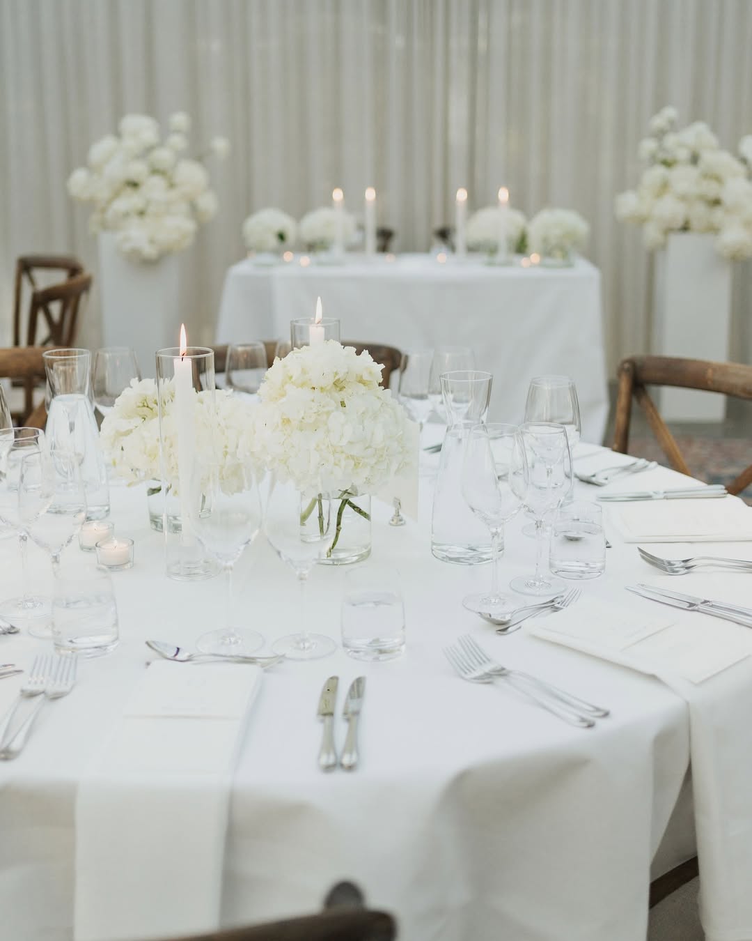 Bröllopsbild på bordsplacering och blommor