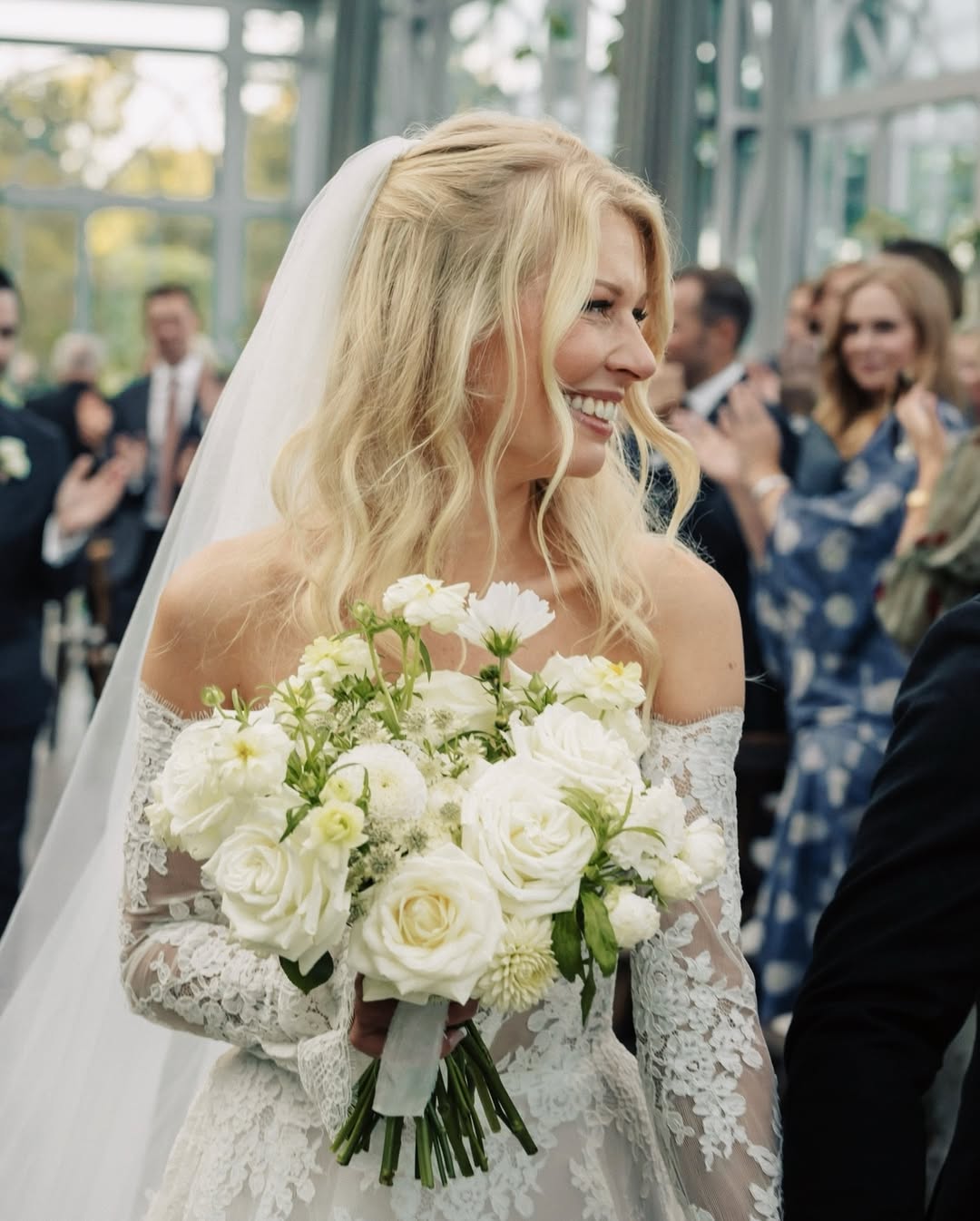 Bröllopsbilder med en lycklig blond brud