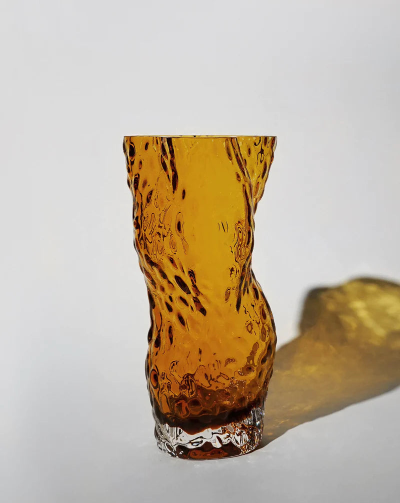 En annorlunda bubblig vas i orange kulör