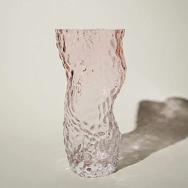 En annorlunda bubblig vas i rosa kulör