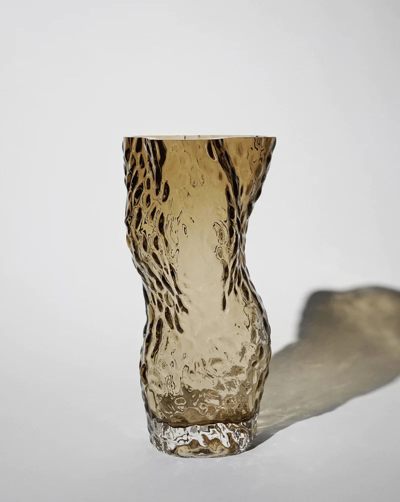 En annorlunda bubblig vas i brun kulör