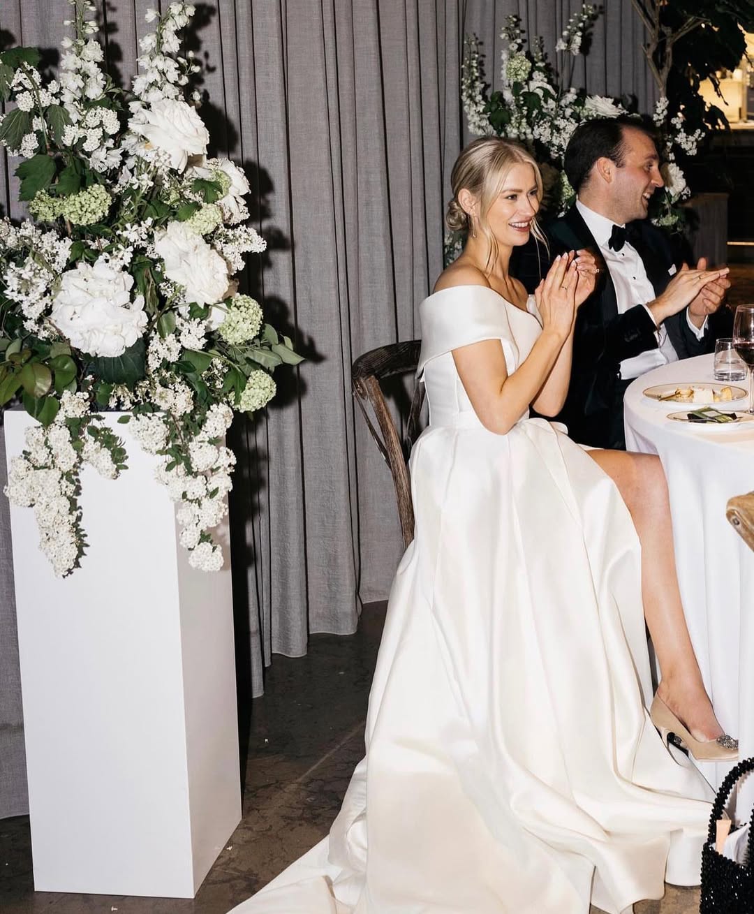 Bröllopsbild på ett lyckligt brudpar