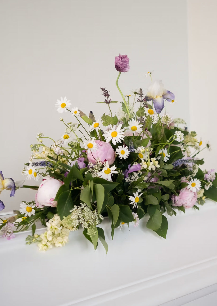 Vackra begravningsdekorationer i lila, vit och gul