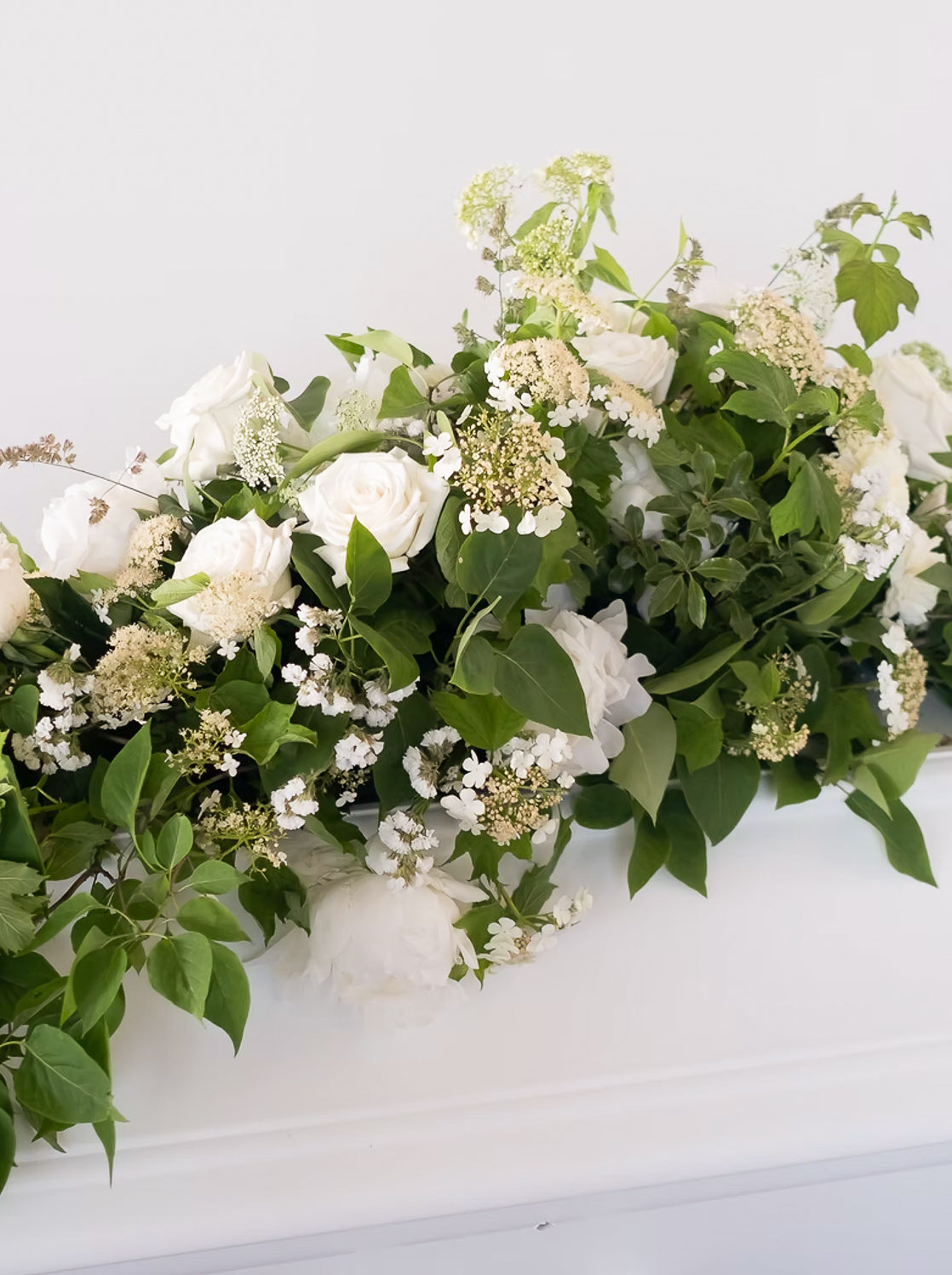 Vackra begravningsblommor i vita färger