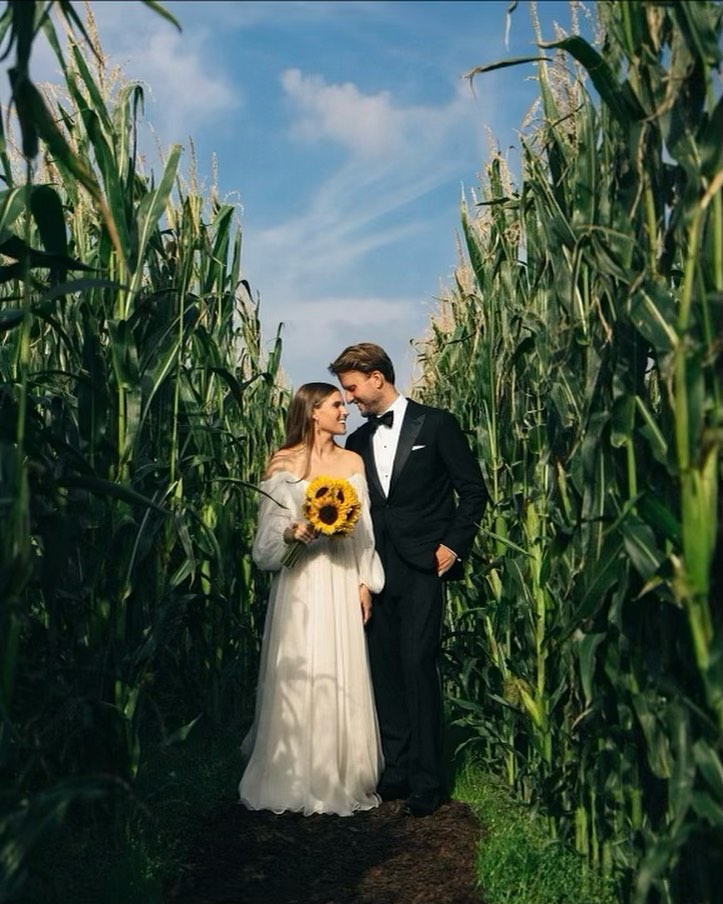 Bröllopsbilder på ett majsfält