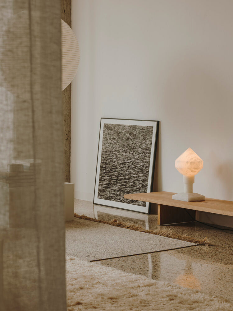 Vacker lampa i sten i ett stilrent hem