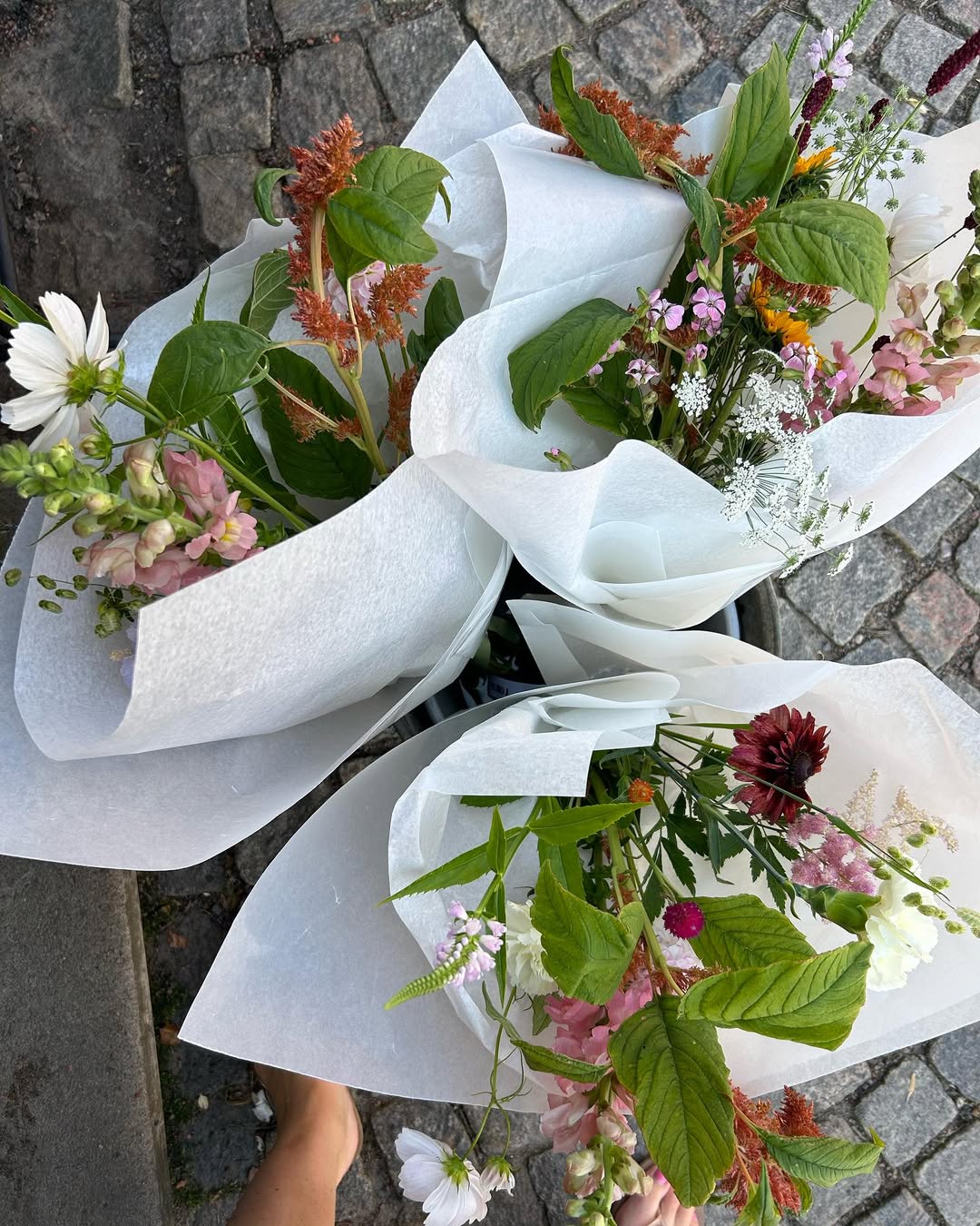 Vackra blombuketter i mörka pastell färger