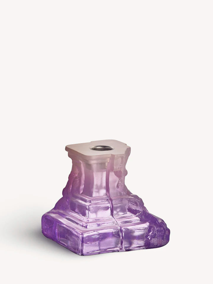 En annorlunda ljusstake i lila glas 