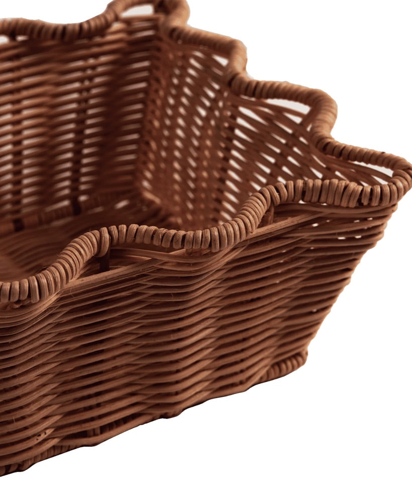 Virkad korg med vågiga kanter