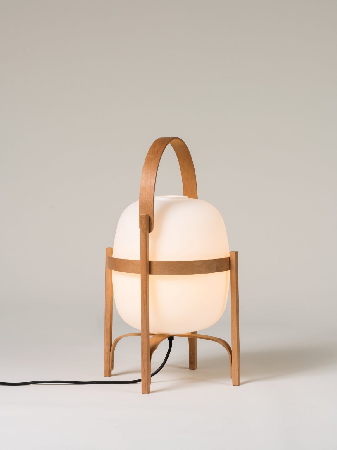 Lampa med trädetaljer
