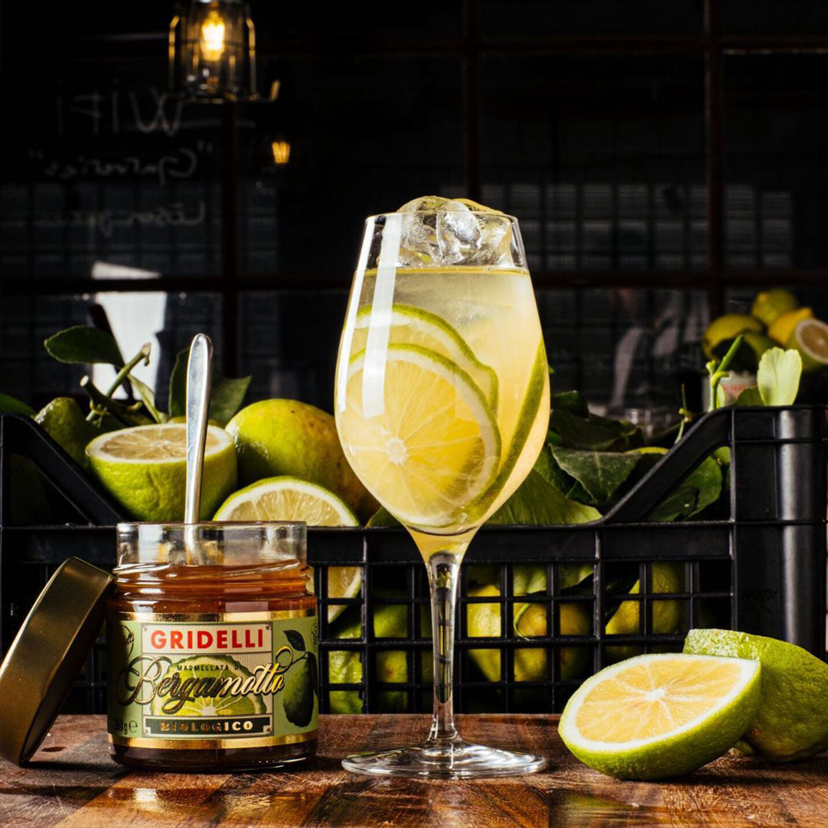 Marmelad och ett glas med en drink med lime