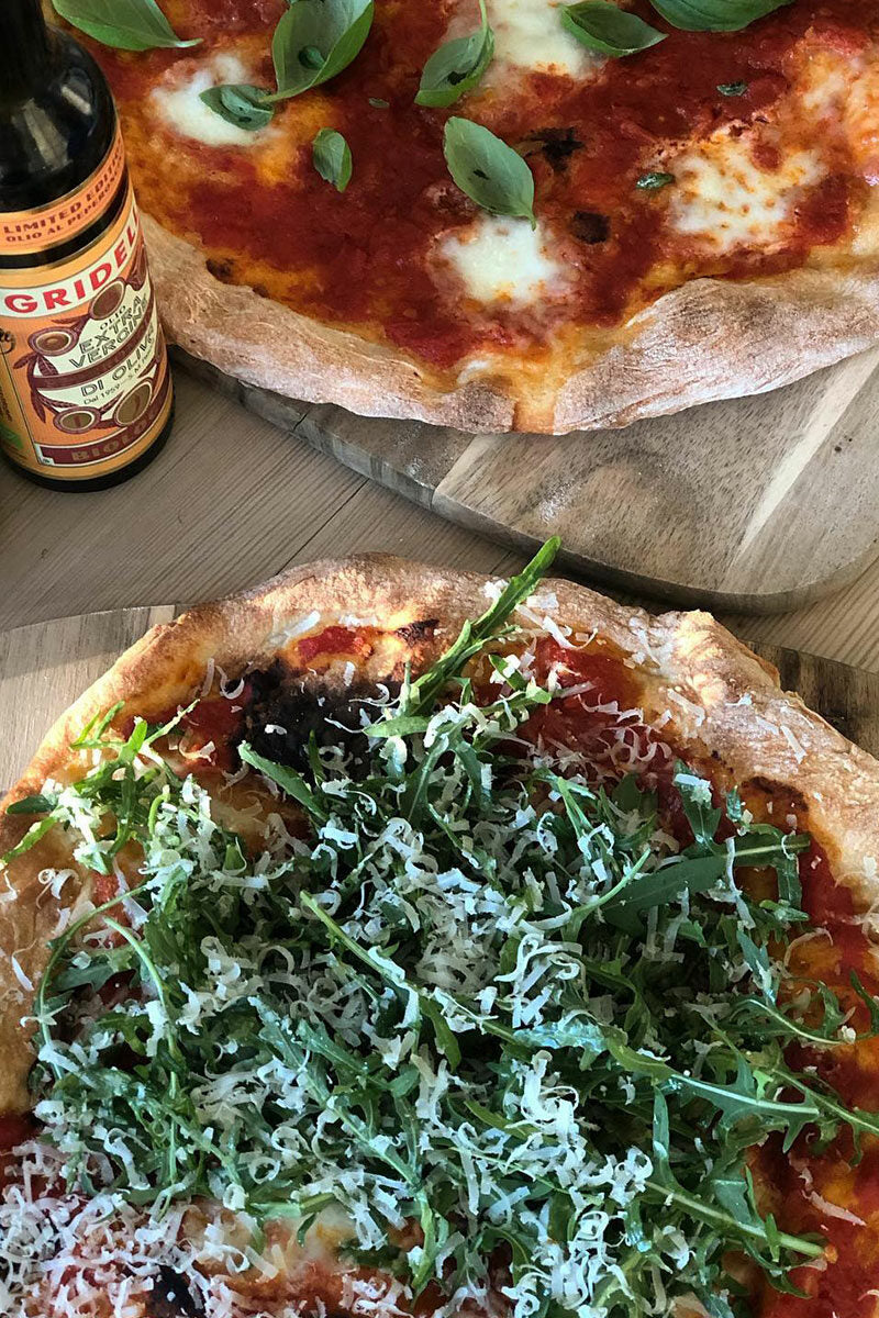 Två pizzor med Gridelli olja vid sidan om