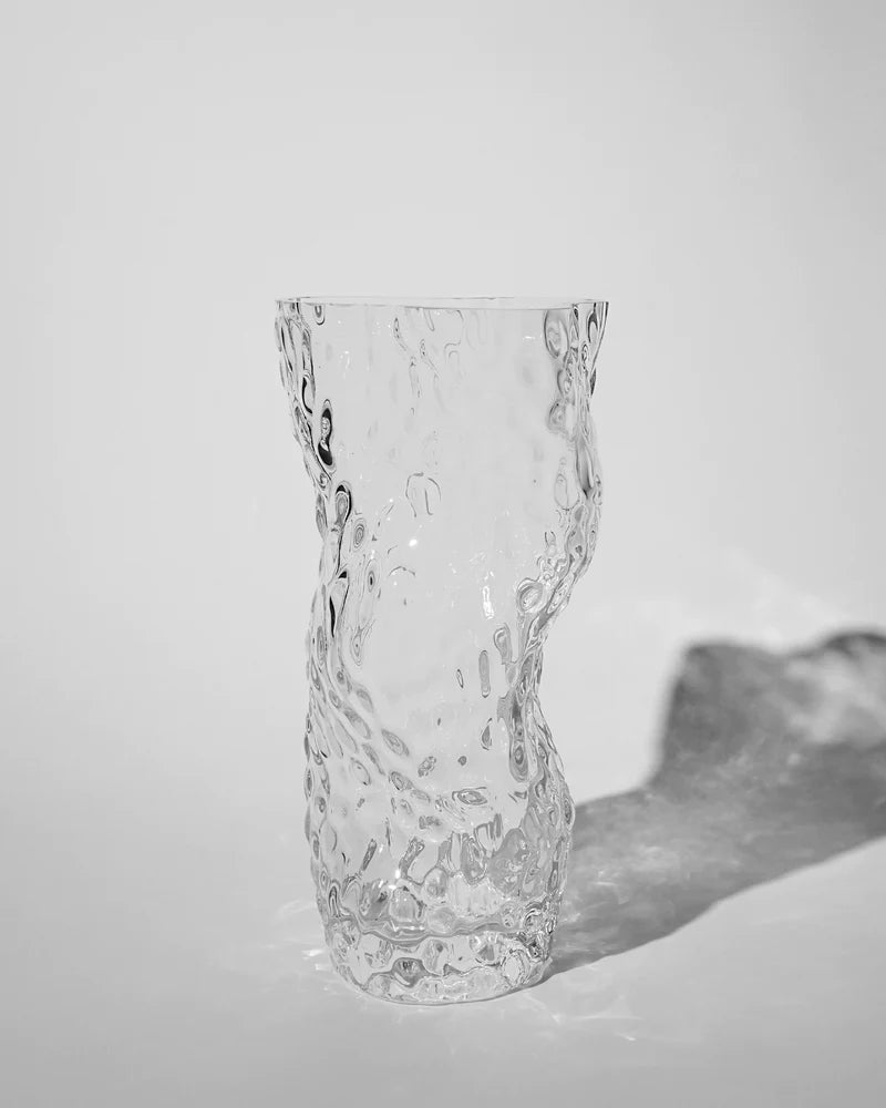 En annorlunda bubblig vas i genomskinlig kulör