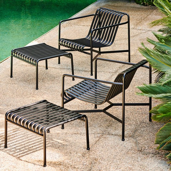 Svart loungestol i metall vid en pool